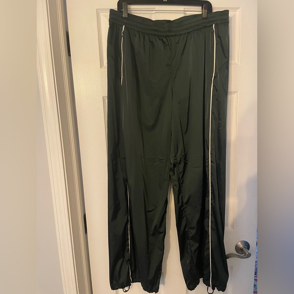 Lululemon Stretch Satin Nylon Mid-Rise Pant - Picture 1 of 4